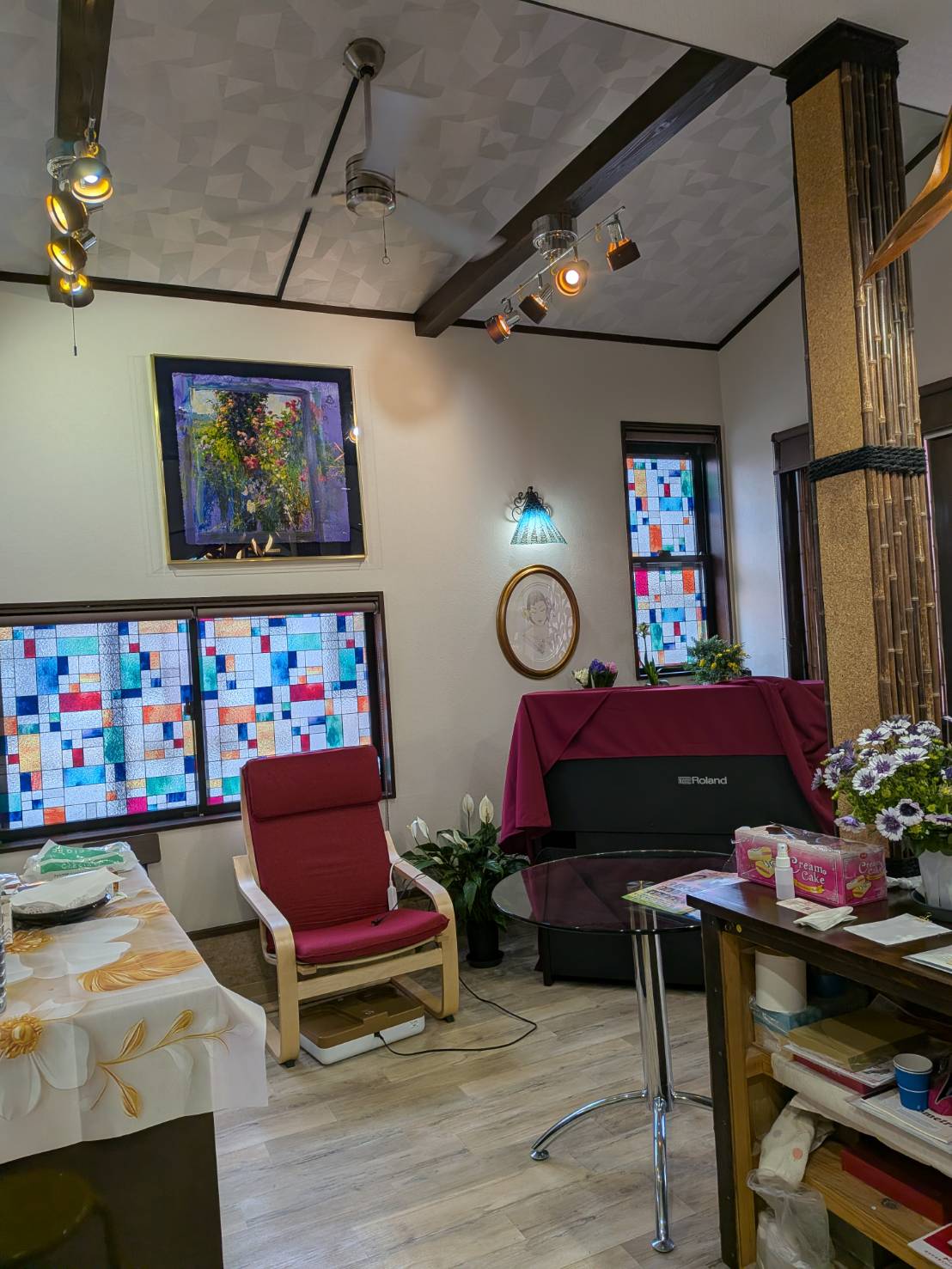 ピアノとマイクのある店内